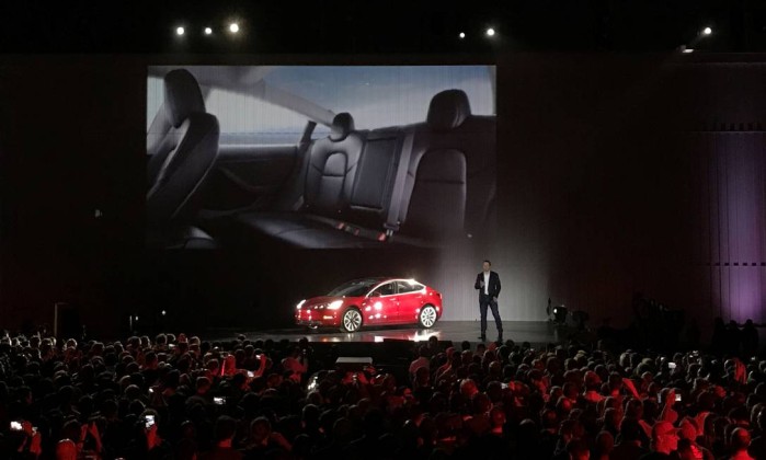 Tesla apresenta seu primeiro carro elétrico popular